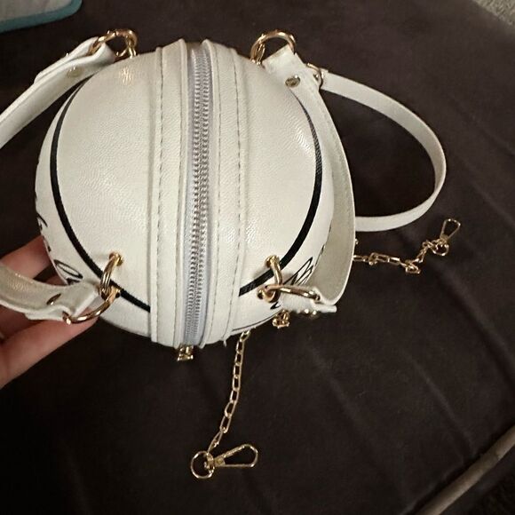 🔥🔥 Adorable mini basketball, purse measurements, in pictures. Fits alot. - Picture 6 of 8